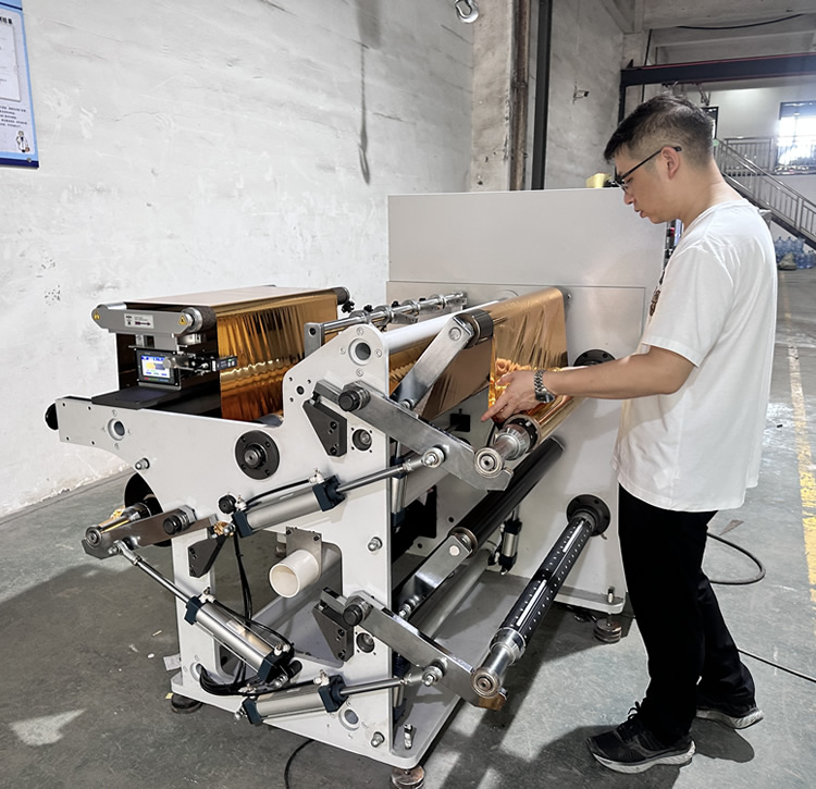 DFQ700型冷烫膜分切机 DFQ700型冷烫膜分切机